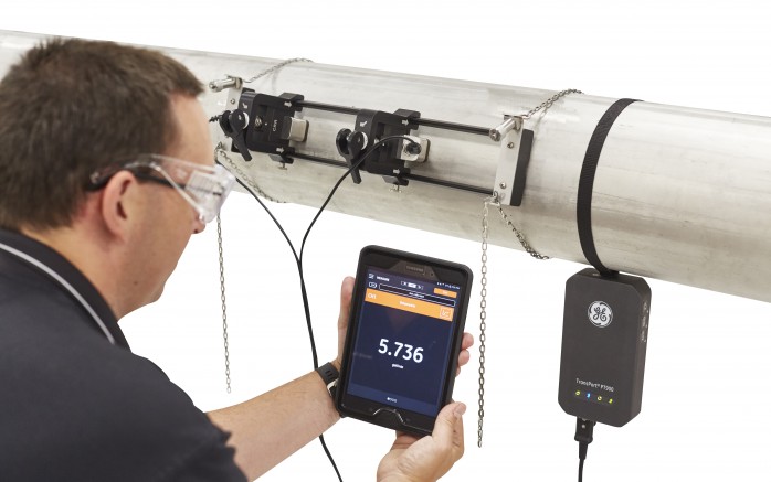 Portable ultrasonic flow meter for liquids